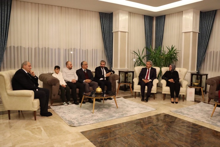 rize-valisi-ihsan-selim-baydas-ve-esi-zeyneb-baydas-rize-il-milli-egitim-mudurlugu-tarafindan-yurutulen-misafirin-var-rize-projesi-kapsaminda-konutta-misafirlerini-agirladi-5.jpg