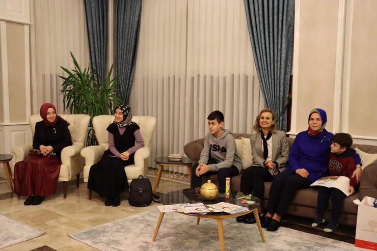 rize-valisi-ihsan-selim-baydas-ve-esi-zeyneb-baydas-rize-il-milli-egitim-mudurlugu-tarafindan-yurutulen-misafirin-var-rize-projesi-kapsaminda-konutta-misafirlerini-agirladi-7.jpg