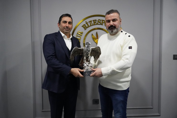 aykur-rizespor-baskani-ibrahim-turgut-trabzonspor-asbaskani-zeyyat-kafkasa-forma-ve-atmaca-heykeli-hediye-etti-2.jpg