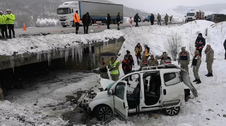 erzincanin-refahiye-ilcesinde-midibus-ile-carpisan-hafif-ticari-aracin-sarampole-devrildigi-kazada-1-kisi-hayatini-kaybetti-6si-asker-9-kisi-yaralandi-2.jpg