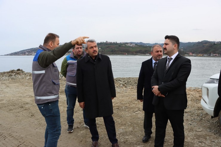 iyidere-ilcesinde-devam-eden-lojistik-liman-insaatini-ziyaret-eden-rize-valisi-ihsan-selim-baydas-calismalarin-son-durumu-hakkinda-bilgi-alarak-incelemelerde-bulundu-9.jpg