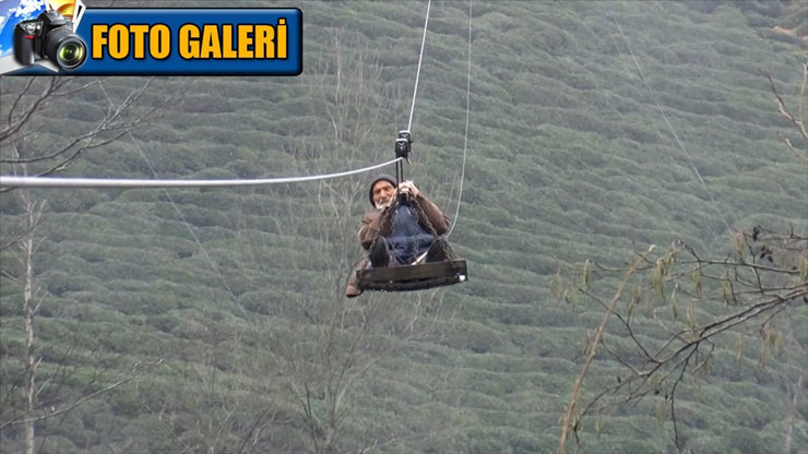 rizenin-guneysu-ilcesi-selamet-koyunde-yasayan-kasim-karaosman-90-sarp-arazide-yolu-olmayan-evine-35-yil-once-yuk-tasimak-icin-kurdugu-teleferik-sistemiyle-ulasim-sagliyor.jpg