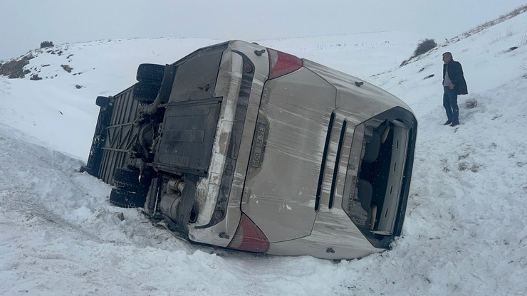 sivasta-cenazeden-donenleri-tasiyan-kadikoy-belediyesine-ait-yolcu-otobusunun-kar-yagisi-nedeniyle-kaygan-zeminde-sarampole-devrildigi-kazada-14-kisi-yaralandi-3.jpg