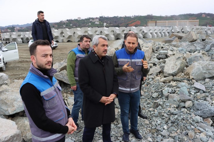 yidere-ilcesinde-devam-eden-lojistik-liman-insaatini-ziyaret-eden-rize-valisi-ihsan-selim-baydas-calismalarin-son-durumu-hakkinda-bilgi-alarak-incelemelerde-bulundu-1.jpg