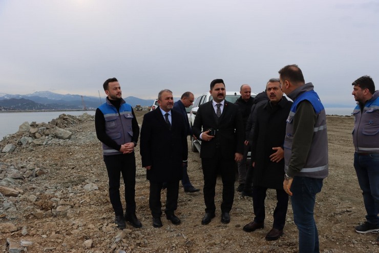 yidere-ilcesinde-devam-eden-lojistik-liman-insaatini-ziyaret-eden-rize-valisi-ihsan-selim-baydas-calismalarin-son-durumu-hakkinda-bilgi-alarak-incelemelerde-bulundu-3.jpg