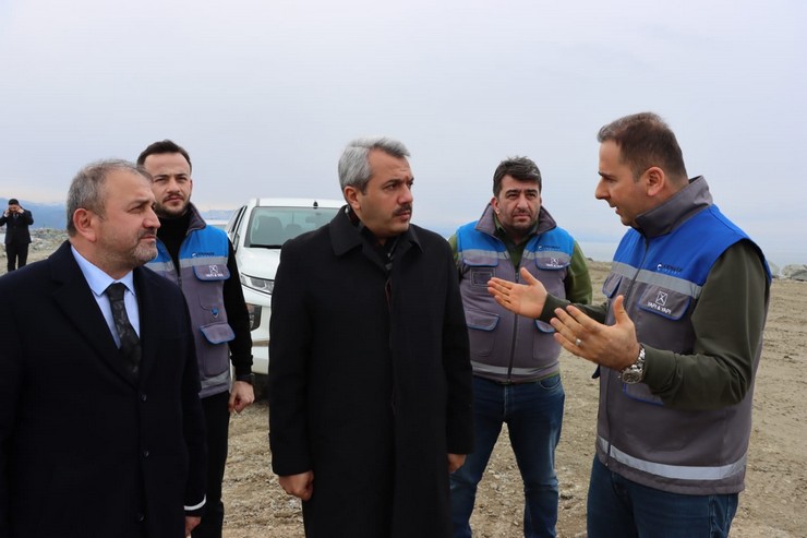 yidere-ilcesinde-devam-eden-lojistik-liman-insaatini-ziyaret-eden-rize-valisi-ihsan-selim-baydas-calismalarin-son-durumu-hakkinda-bilgi-alarak-incelemelerde-bulundu-5.jpg