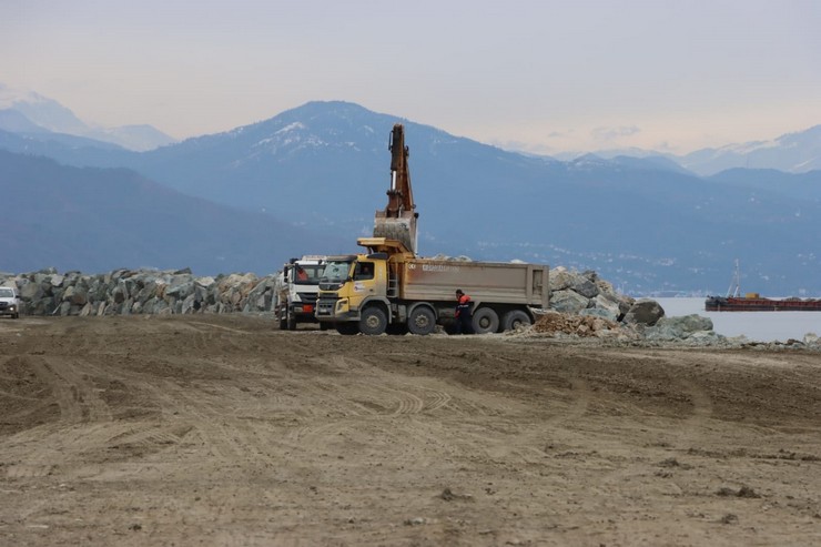 yidere-ilcesinde-devam-eden-lojistik-liman-insaatini-ziyaret-eden-rize-valisi-ihsan-selim-baydas-calismalarin-son-durumu-hakkinda-bilgi-alarak-incelemelerde-bulundu-6.jpg