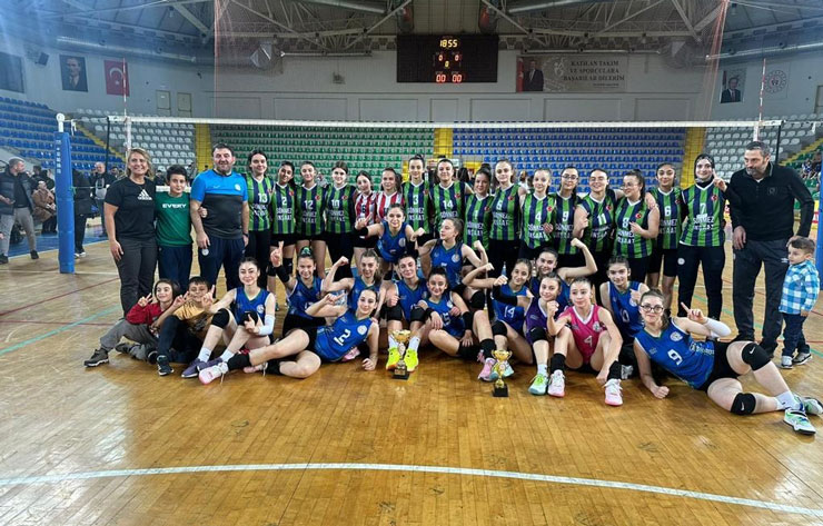 rizede-duzenlenen-yildiz-bayanlar-voleybol-grup-birinciligi-musabakalari-tamamlandi-caykur-rizespor-takimi-namaglup-birinci-oldu.jpg