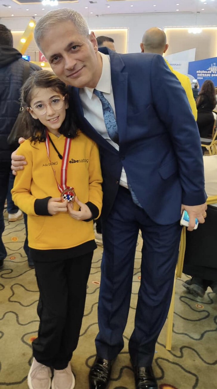 turkiye-kucukler-ve-yildizlar-satranc-sampiyonasinda-ada-ekinci-9-yas-kizlar-kategorisinde-elde-ettigi-derece-ile-milli-takim-havuzuna-girmeye-hak-kazandi-3.jpg