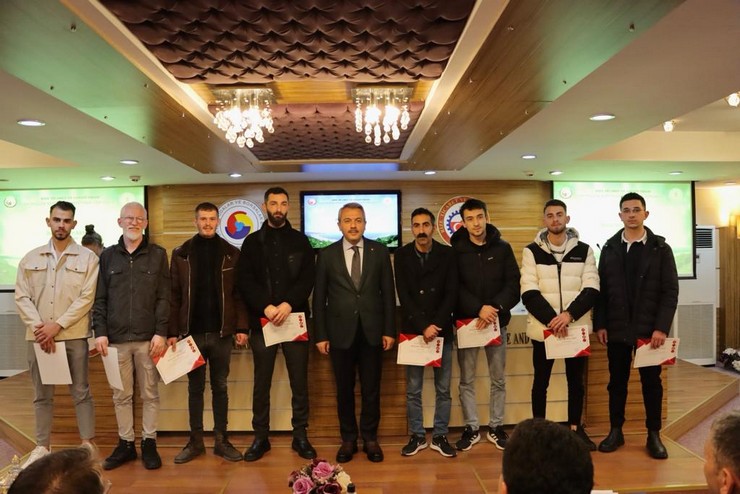 rize-valisi-ihsan-selim-baydas-turizm-sektoru-hizmeti-ici-egitimleri-sertifika-torenine-katilarak-kursiyerlere-sertifikalarini-verdi-1.jpg