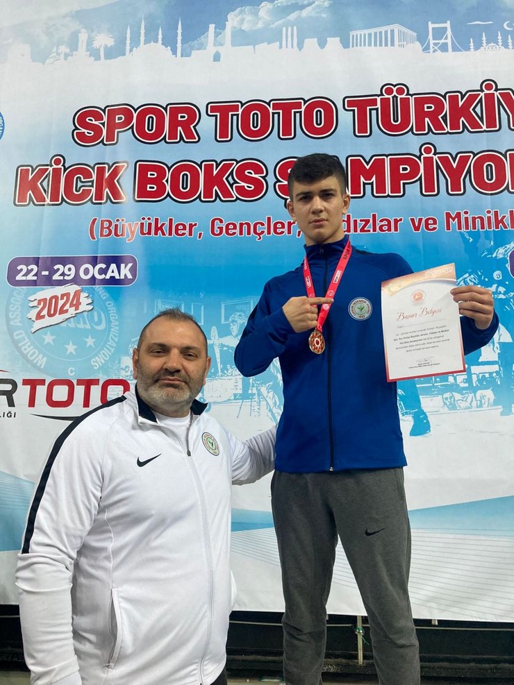 aykur-rizesporlu-kick-bokscular-1i-altin-3-madalya-kazandi-1.jpg