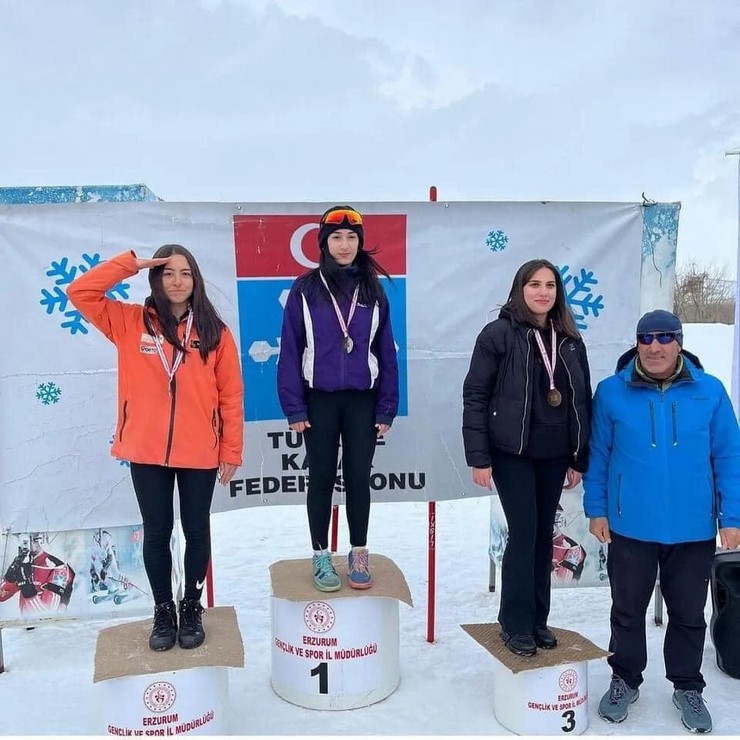 amlihemsin-belediye-kayak-takimi-sporculari-erzurumda-duzenlenen-kayakli-kosu-1-etap-yarislarinda-3u-altin-10-madalya-kazandi-1.jpg