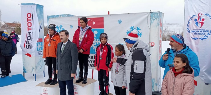 amlihemsin-belediye-kayak-takimi-sporculari-erzurumda-duzenlenen-kayakli-kosu-1-etap-yarislarinda-3u-altin-10-madalya-kazandi-7.jpg