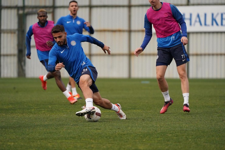 caykur-rizespor-fenerbahce-macinin-hazirliklarini-surdurdu-1.jpg