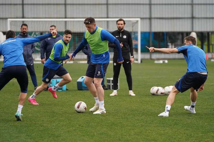 caykur-rizespor-fenerbahce-macinin-hazirliklarini-surdurdu-4.jpg