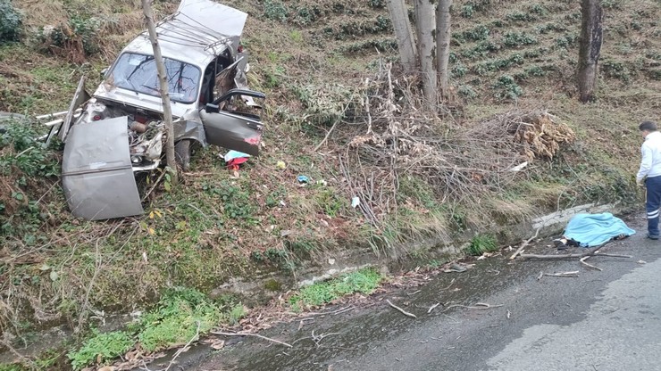 rizede-surucusunun-direksiyon-hakimiyetini-kaybetmesi-sonucu-sarampole-yuvarlanip-alt-yola-dusen-otomobilin-surucusu-hayatini-kaybetti-3.jpg