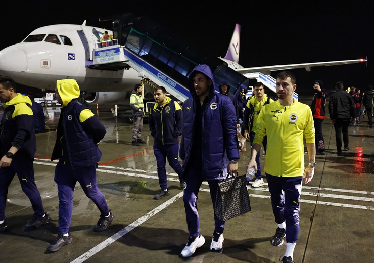 fenerbahce-kafilesi-bugun-caykur-rizespor-ile-oynayacagi-mac-icin-rizeye-geldi-4.jpg