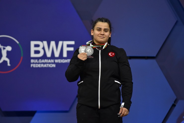 guneysu-spor-kulubunun-milli-sporcusu-dilara-narin-bulgaristanda-duzenlenen-avrupa-halter-sampiyonasinda-2-bronz-madalya-kazanarak-avrupa-ucunculugunu-elde-etti-2.jpg