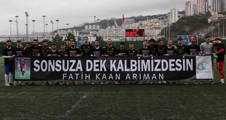 rize-ozel-idarespor-fatih-kaan-arimanin-yasi-ile-sahaya-cikti-3.jpg