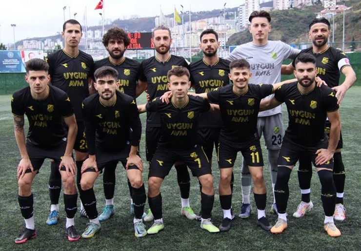 rize-ozel-idarespor-fatih-kaan-arimanin-yasi-ile-sahaya-cikti-5.jpg