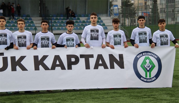 rize-amator-kume-ekiplerinden-rize-belediyespor-pazar-derebasisporu-7-0-maglup-ettigi-mac-oncesinde-fatih-kaan-arimani-unutmadi-ve-galibiyeti-arimana-armagen-etti-3.jpg