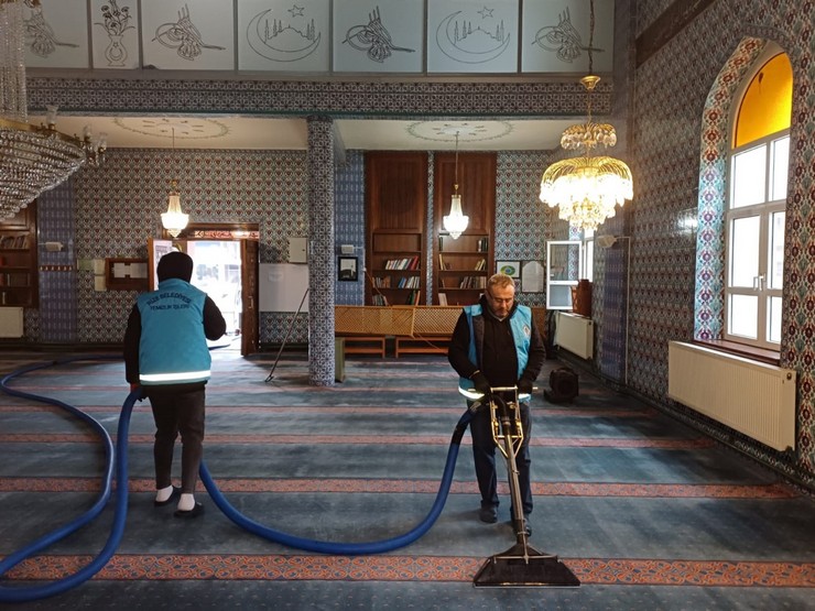 rize-belediyesinden-ramazan-ayi-oncesi-camilerde-temizlik-calismasi-11.jpg
