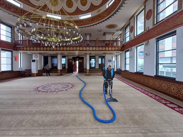 rize-belediyesinden-ramazan-ayi-oncesi-camilerde-temizlik-calismasi-3.jpg