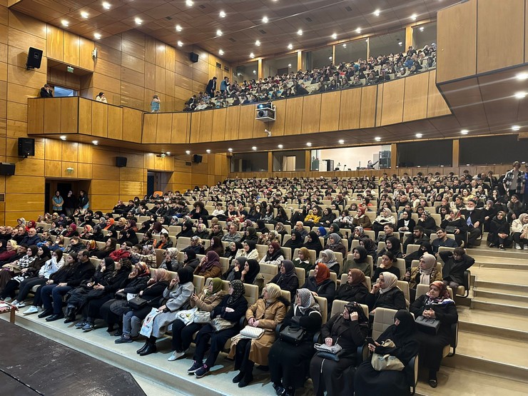 rize-belediyesinin-sitki-aslanhan-basariya-gulumse-isimli-konferansina-yogun-katilim-9.jpg