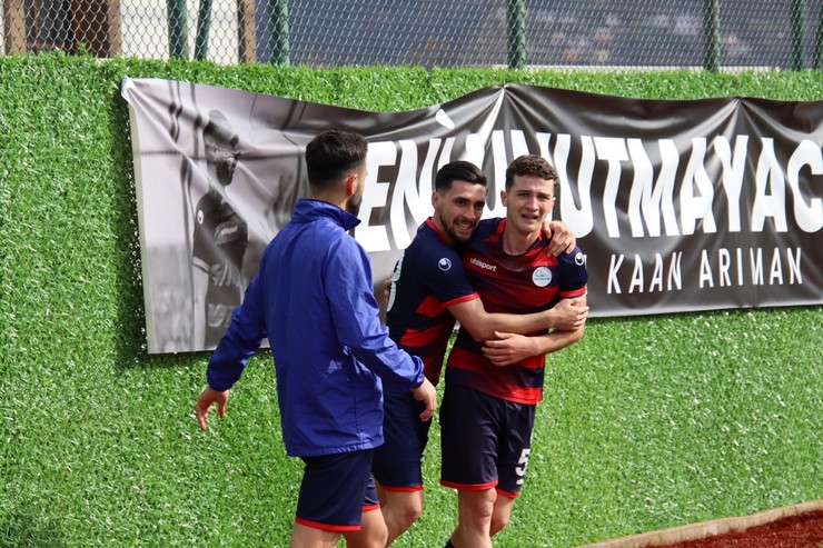 rize-ozel-idarespor-takim-kaptani-fatih-kaan-arimanin-vefatindan-dolayi-ertelenen-palandoken-belediyesispor-karsisinda-oynadigi-maci-3-0-kazandi-2.jpg