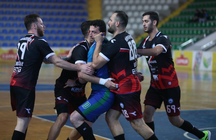 rize-belediyespor-hentbol-erkekler-super-ligin-15-haftasinda-sahasinda-nilufer-belediyesporu-31-27-maglup-etti-16.jpg