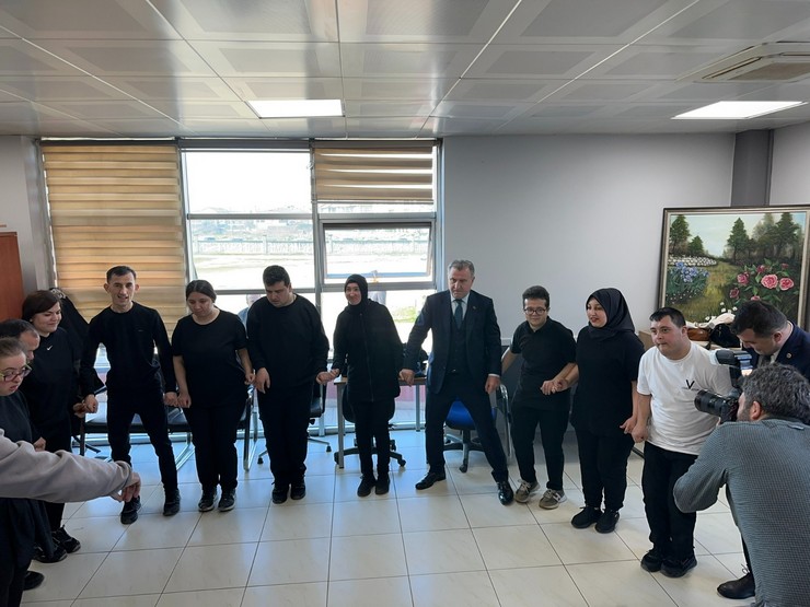 genclik-ve-spor-bakani-osman-askin-bak-geldigi-duzcede-cesitli-ziyaret-ve-proje-incelemelerinde-bulundu-7.jpg