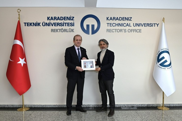 ktu-surmene-deniz-bilimleri-fakultesi-ogretim-uyesi-prof-dr-ersan-basar-ktu-rektoru-prof-dr-hamdullah-cuvalciyi-antarktikada-yurutulen-calismalar-hakkinda-bilgilendi.jpg