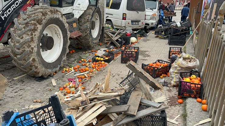 artvinde-freni-bosalan-is-makinesi-pazardaki-tezgah-ve-araclara-carparak-durabildi-9.jpg