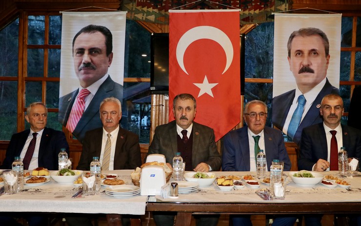 buyuk-birlik-partisi-bbp-genel-baskani-mustafa-destici-ortada-rizenin-derepazari-ilcesinde-iftar-programinda-partililerle-bir-araya-geldi-1.jpg