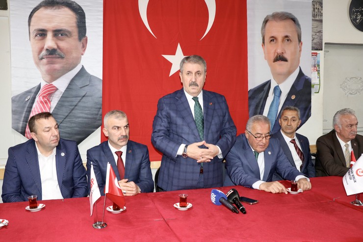 buyuk-birlik-partisi-bbp-genel-baskani-mustafa-destici-ortada-rizenin-derepazari-ilcesinde-iftar-programinda-partililerle-bir-araya-geldi-2.jpg