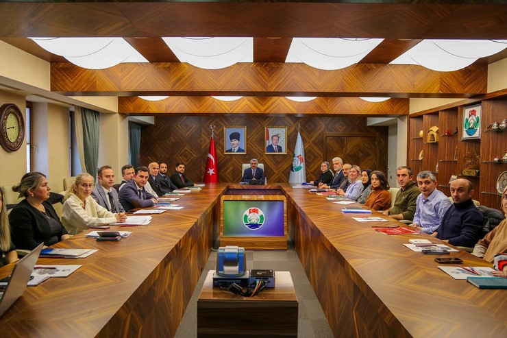 rize-valisi-ihsan-selim-baydas-il-istihdam-kurulu-toplantisinda-gundeme-gelen-konular-uzerine-yapilan-calismalarla-ilgili-durum-degerlendirme-toplantisi-duzenledi-3.jpg