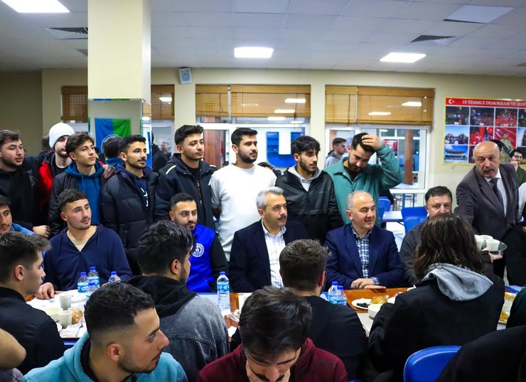 rize-valisi-ihsan-selim-baydas-yesilay-erkek-yurdunda-kalan-ogrencilerle-sahur-yapti-4.jpg
