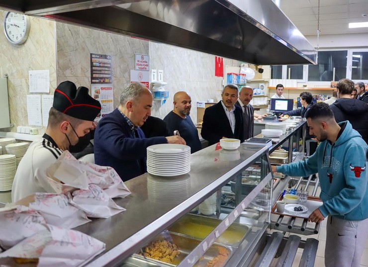 rize-valisi-ihsan-selim-baydas-yesilay-erkek-yurdunda-kalan-ogrencilerle-sahur-yapti-5.jpg