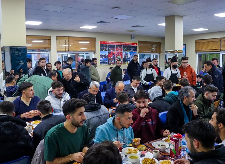 rize-valisi-ihsan-selim-baydas-yesilay-erkek-yurdunda-kalan-ogrencilerle-sahur-yapti-7.jpg