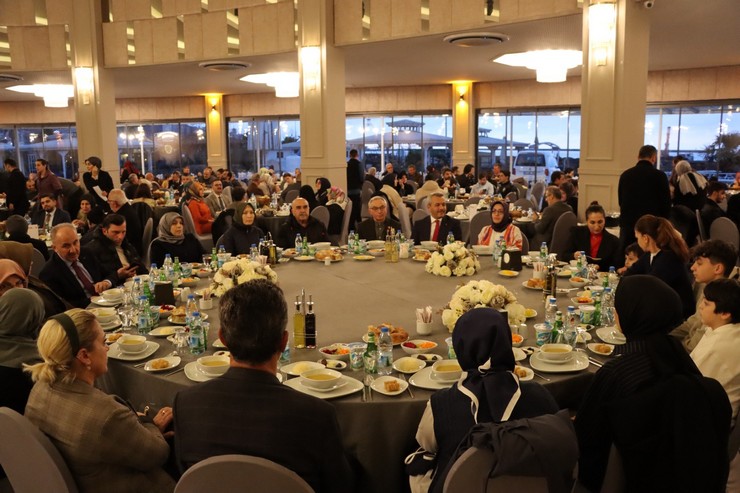 rize-valisi-ihsan-selim-baydas-sehit-aileleri-ile-iftar-yemeginde-bir-araya-geldi-ve-onlarla-yakindan-ilgilend-1.jpg