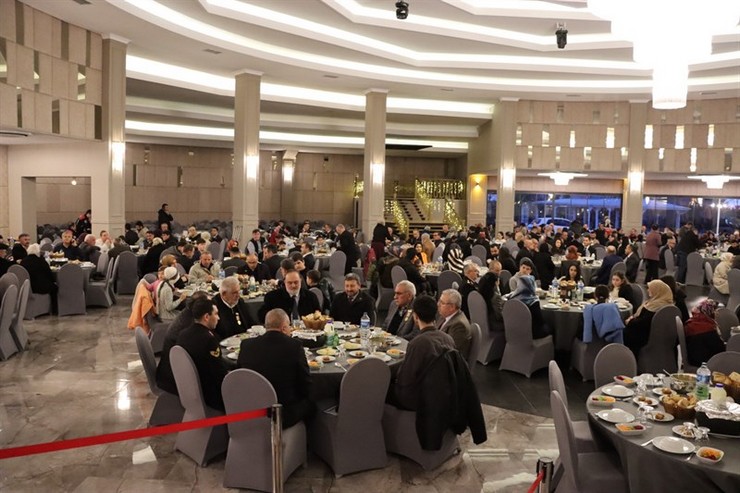 rize-valisi-ihsan-selim-baydas-sehit-aileleri-ile-iftar-yemeginde-bir-araya-geldi-ve-onlarla-yakindan-ilgilend-12.jpg
