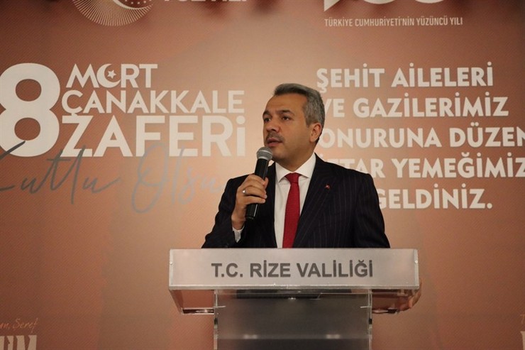 rize-valisi-ihsan-selim-baydas-sehit-aileleri-ile-iftar-yemeginde-bir-araya-geldi-ve-onlarla-yakindan-ilgilend-2.jpg