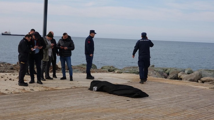 trabzonda-sahilde-cansiz-bedeni-bulunan-rezzan-yelin-19-cep-telefonuyla-yakin-arkadasina-hakkini-helal-et-mesaji-atip-intihar-ettigi-belirlendi.jpg