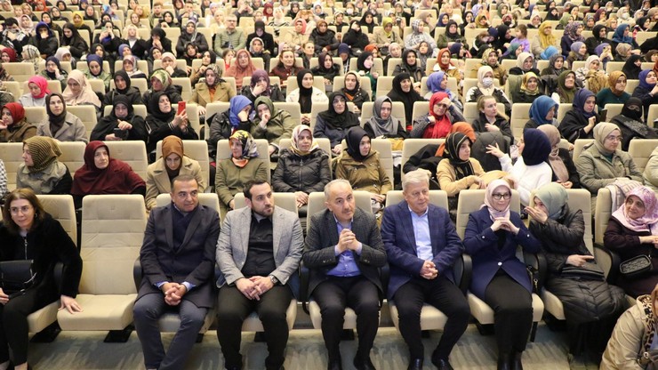 rize-belediyesi-genclik-merkezi-ve-bilgi-evi-ribegem-yazar-saliha-erdimin-katilimiyla-ailede-ramazan-nasil-yasanmali-konulu-bir-konferans-duzenledi-3.jpg