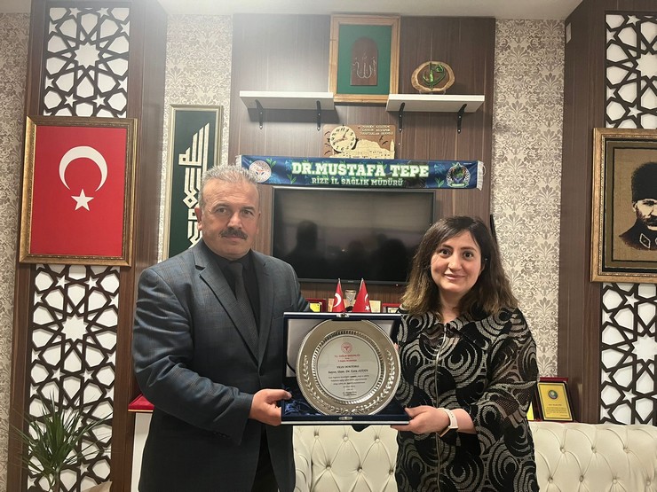 rizede-yilin-doktoru-ve-saglik-calisani-odullerini-aldi-1.jpg