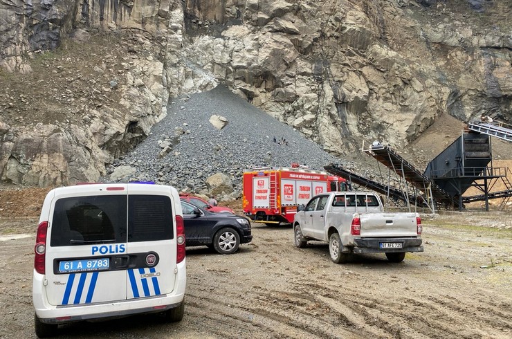 trabzonun-of-ilcesindeki-tas-ocagindaki-kayaliklardan-dusen-isci-hayatini-kaybetti-4.jpg