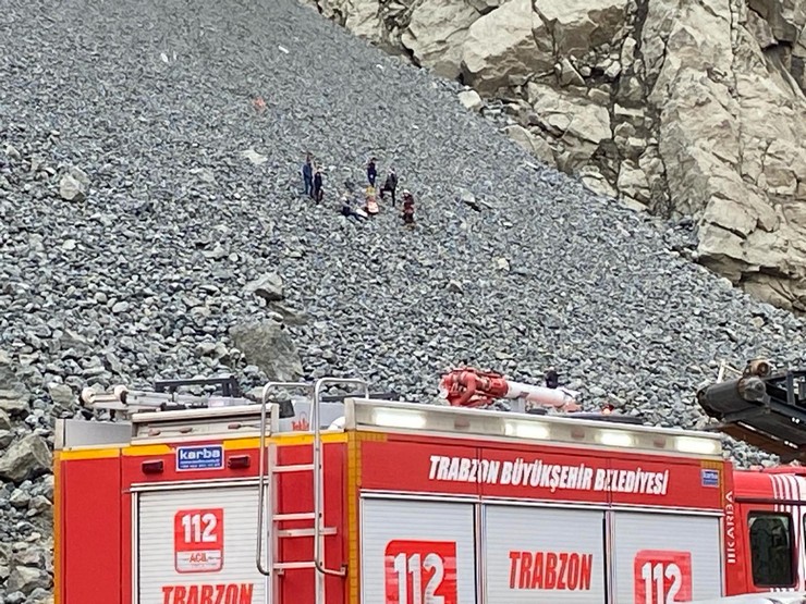 trabzonun-of-ilcesindeki-tas-ocagindaki-kayaliklardan-dusen-isci-hayatini-kaybetti-5.jpg