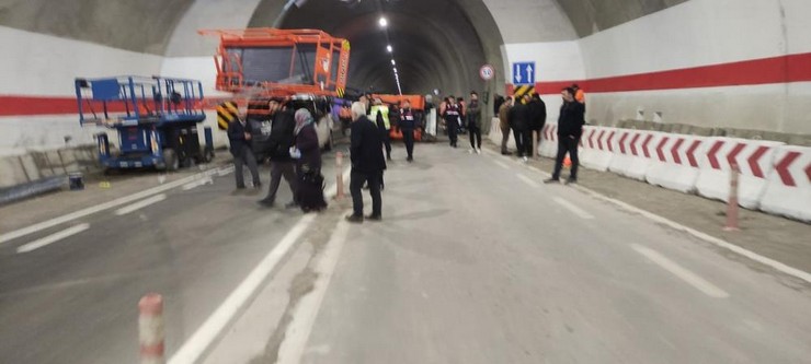 artvinde-yolcu-minibusu-tunel-icinde-kaza-yapti-7-yarali-3.jpg