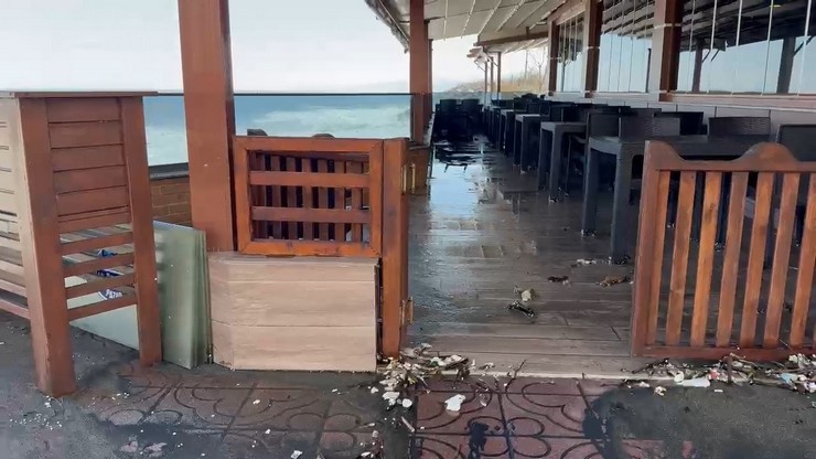 karadenizde-etkili-olan-siddetli-ruzgarin-sebep-oldugu-dalgalar-rizenin-pazar-ilcesi-sahilinde-kayaliklari-ve-dalga-kiranlari-asarak-hasara-yol-acti-1.jpg