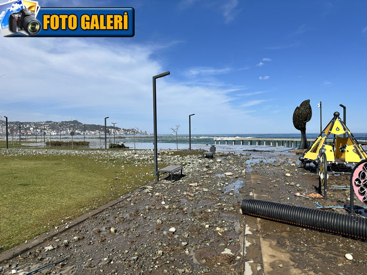 rizede-dalgalarin-surukledigi-taslar-park-ve-sosyal-tesislere-zarar-verdi.jpg